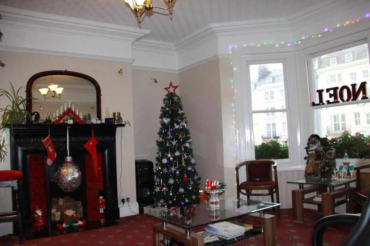Ambassador Hotel Brighton 3*,