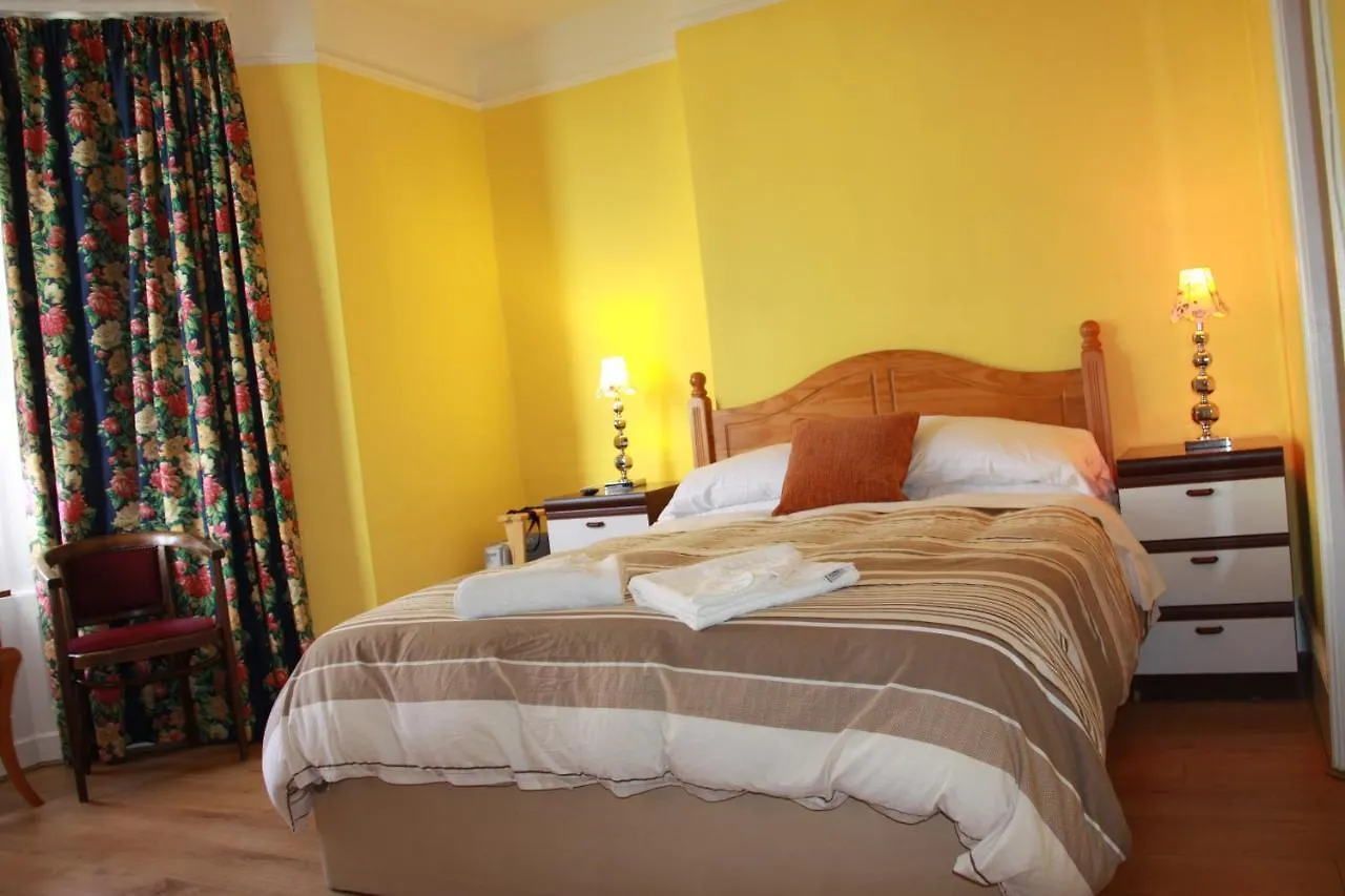 Ambassador Hotel Brighton 3*,