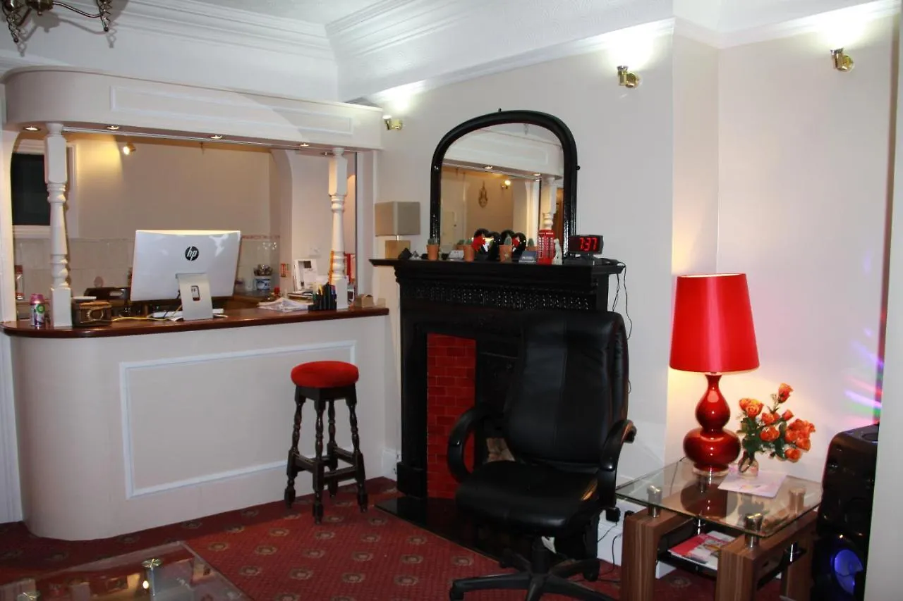 Ambassador Hotel Brighton 3*,