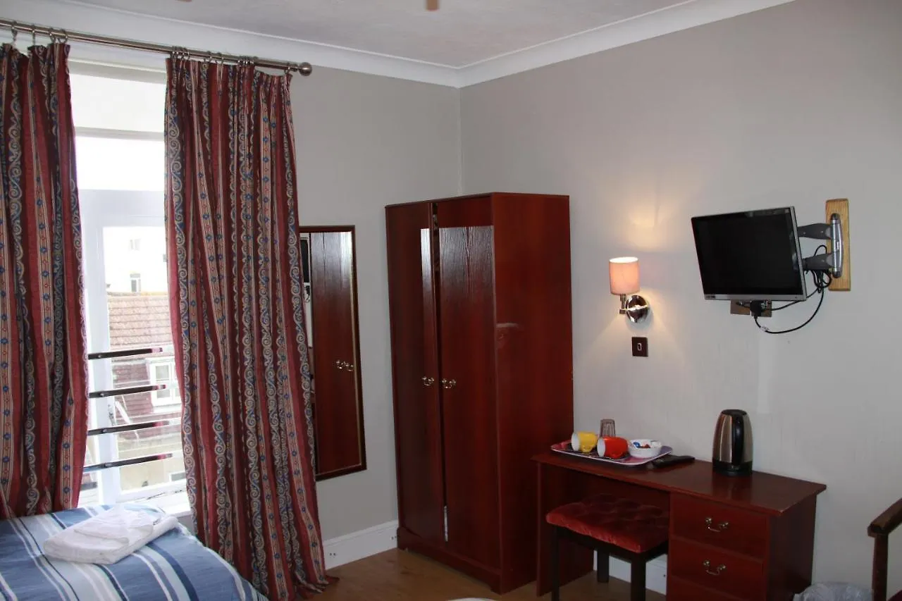 Ambassador Hotel Brighton 3*,