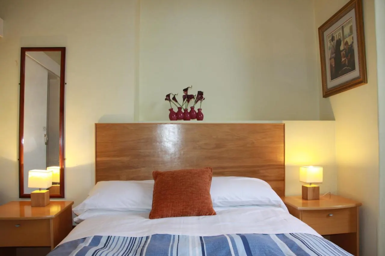 Ambassador Hotel Brighton 3*,