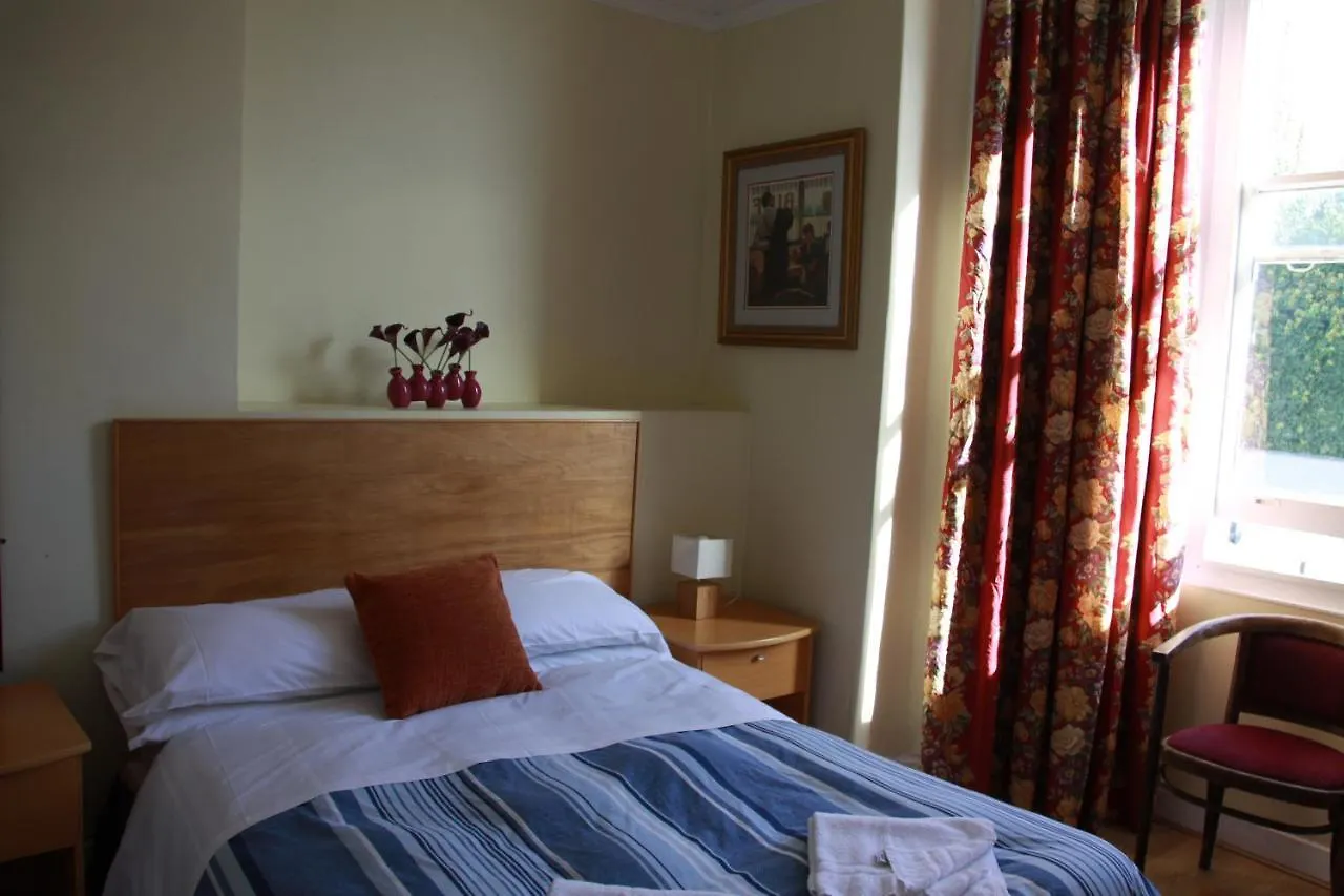 Ambassador Hotel Brighton 3*,
